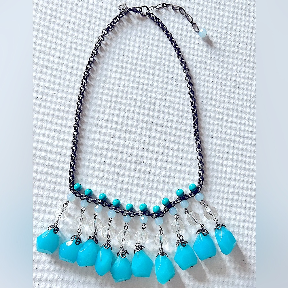American Eagle Outfitters
Elegant Blue Teardrop Glass Beaded Necklace
